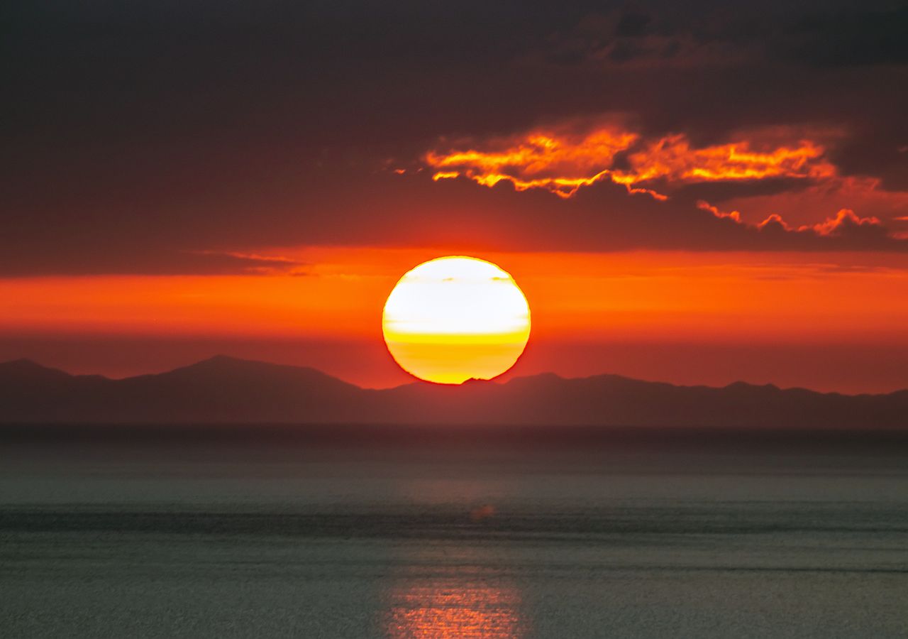 El triplete solar el Sol rojizo, achatado y el rayo verde