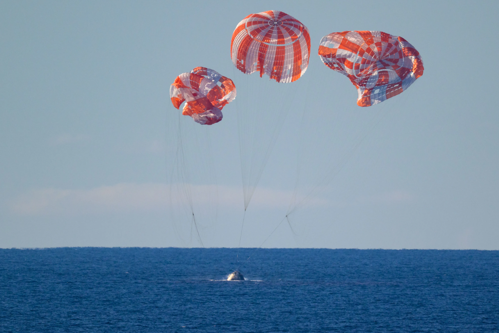 A Artemis II realizou pouso no Oceano Pacífico no dia 10 de abril, concluindo a missão com sucesso. Crédito: NASA A Artemis II realizou pouso no Oceano Pacífico no dia 10 de abril, concluindo a missão com sucesso. Crédito: NASA