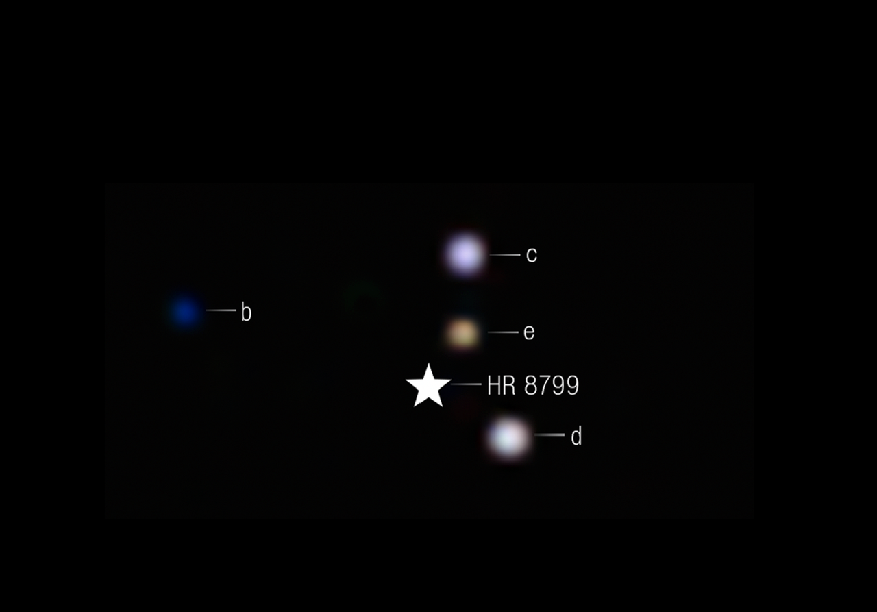 Immagine diretta dei 4 pianeti gassosi extrasolari in orbita attorno alla giovane stella HR8799 (la cui posizione nell'immagine è indicata dalla sagoma di una stellina bianca). Credit: NASA, ESA, CSA, STScI, Laurent Pueyo (STScI), William Balmer (JHU), Marshall Perrin (STScI)