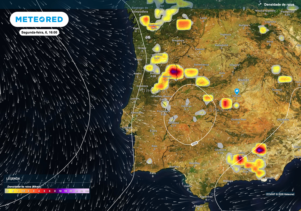 O modelo ECMWF concentra a maior probabilidade de descargas elétricas durante a tarde de segunda-feira sobre o interior Centro, coincidindo com zonas de calor extremo e reduzida humidade relativa, onde as trovoadas secas poderão favorecer novas ignições.