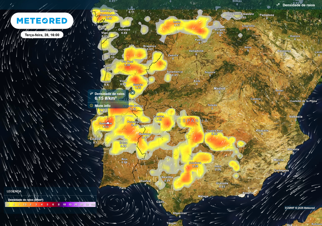 O dia de hoje poderá ficar marcado pela trovoada em boa parte do país.