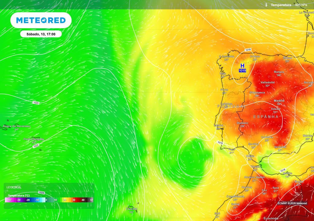 A Península Ibérica permanece sob influência de uma intensa massa de ar quente, enquanto uma gota fria (região isolada a verde) a sudoeste de Portugal favorece o desenvolvimento de instabilidade atmosférica.