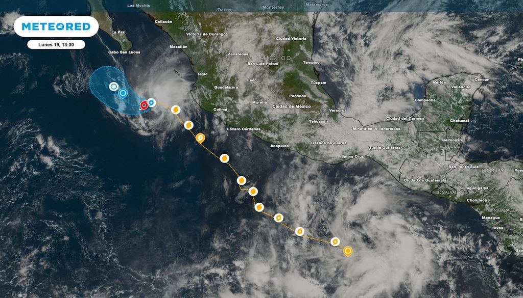 Su trayectoria ha sido paralela al litoral desde zonas cercanas a Guerrero y Oaxaca hacia el Noroeste, pasando frente a Michoacán, Colima y Jalisco.
