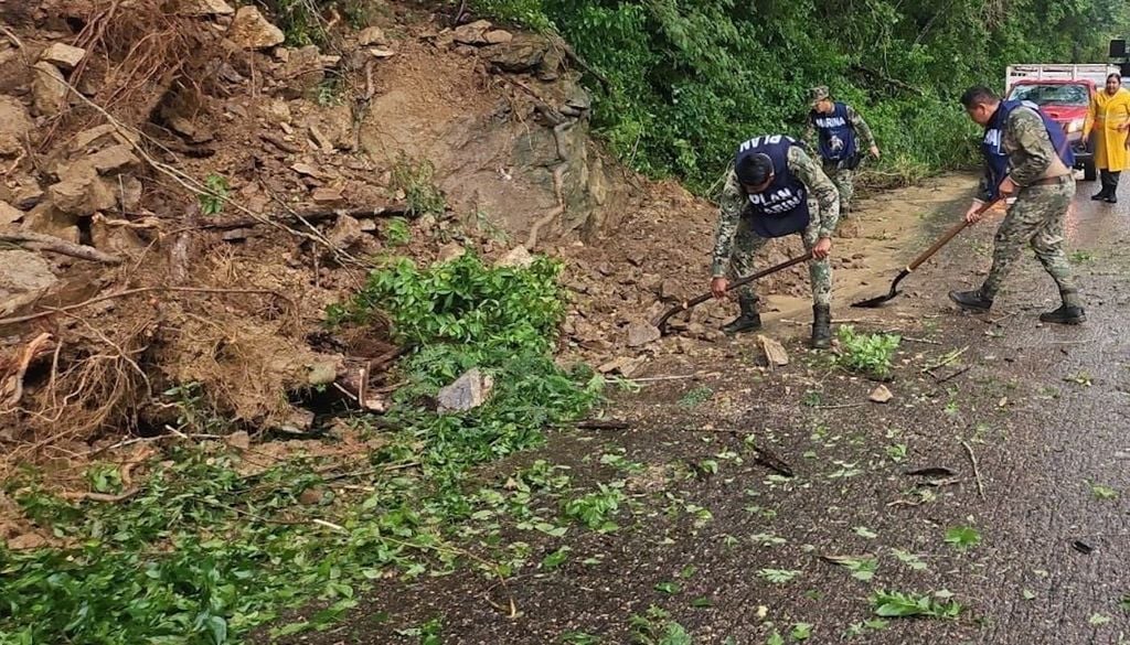 Ante la presencia del huracán Trudy organismos como la SEMAR, mantiene activo el Plan Marina en Jalisco y Colima, con recorridos de vigilancia y limpieza de vialidades. Crédito: SEMAR.