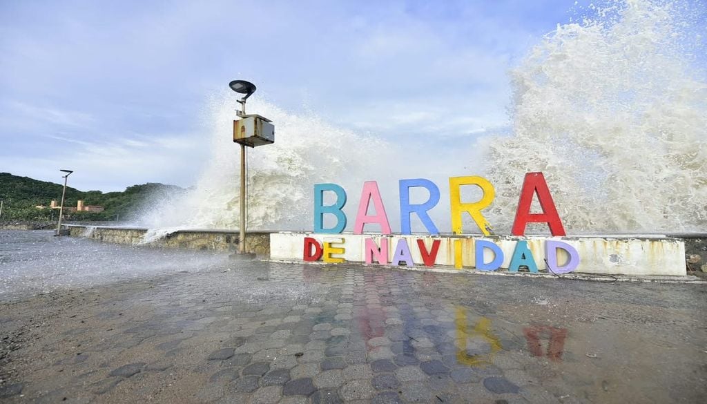 Jalisco aún enfrenta deslaves, playas cerradas, refugios activos y riesgo de inundación tras intensas afectaciones costeras. Jalisco aún enfrenta riesgo de deslaves, playas cerradas, refugios activos y peligro de inundación tras intensas afectaciones costeras. Crédito: PC Jalisco.