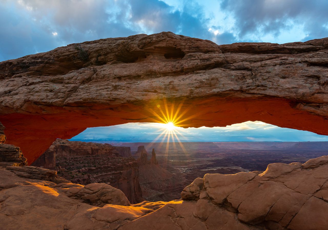 Mesa Arch, es uno de los muchos arcos espectaculares que se pueden ver en el parque nacional "El Gran Cañón", Utah, EU.