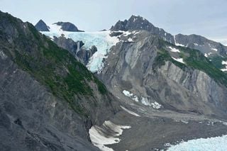 Le conseguenze di uno tsunami alto 17 metri causato da una frana nell'agosto 2024