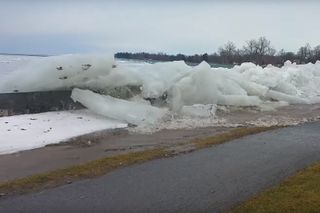 ¡Un espectacular tsunami de hielo!