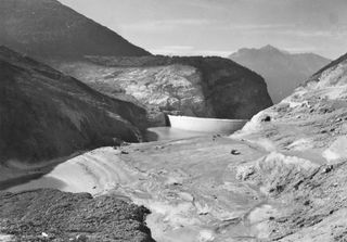 Un'enorme onda scavalca la diga, il terribile disastro del 1963 sulle Alpi