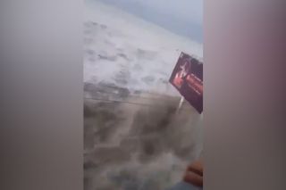 Tsunami na ilha indonésia de Sulawesi