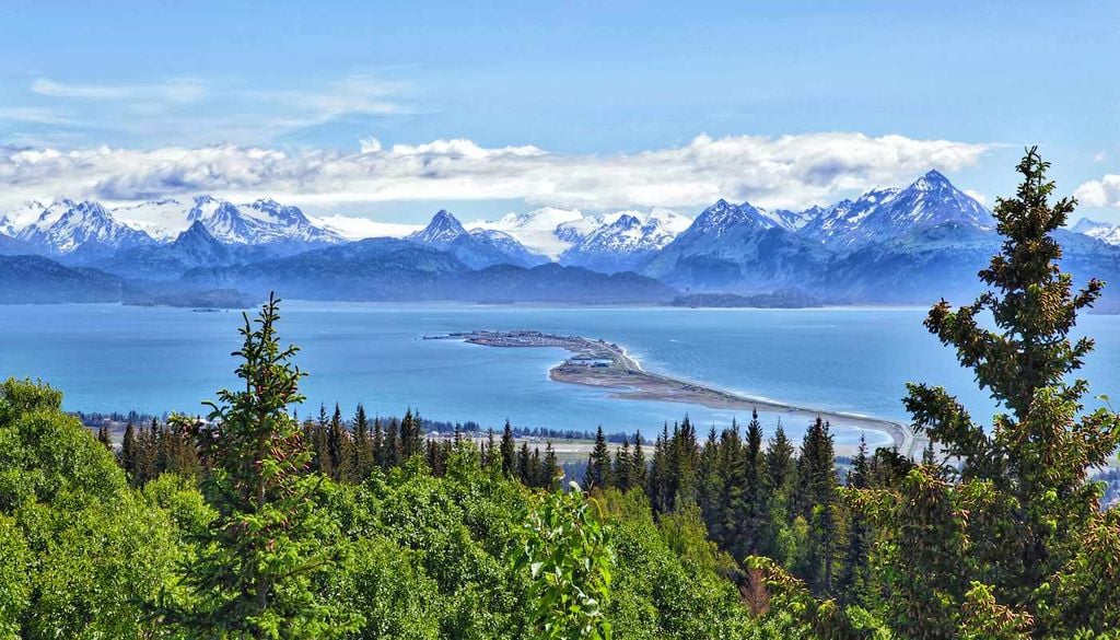 Alaska El deshielo en Alaska acelera la inestabilidad de las montañas y aumenta el riesgo de tsunamis por deslizamientos. Expertos advierten sobre el peligro extremo para el turismo y la navegación ante la retirada de los glaciares.