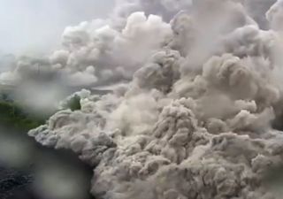 Tsunamis y flujos piroclásticos: dos volcanes que dejan imágenes asombrosas