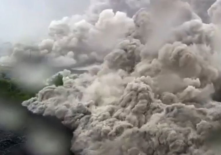 Tsunamis y flujos piroclásticos: dos volcanes que dejan imágenes asombrosas Tsunamis y flujos piroclásticos: dos volcanes que dejan imágenes asombrosas