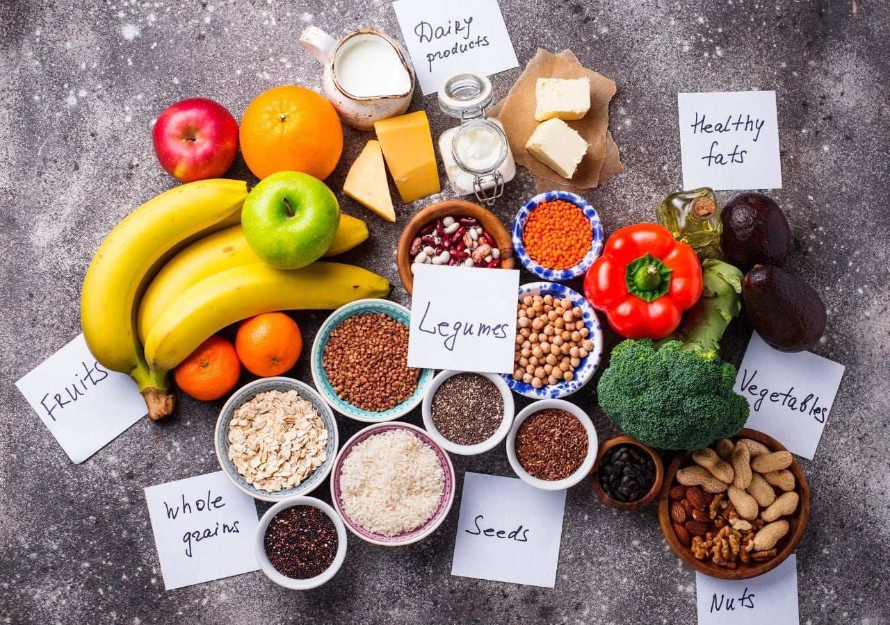 En apoyo de una base biológica para el vegetarianismo, existe una amplia evidencia que señala hacia un componente genético en la elección de alimentos, incluyendo preferencias por carne o vegetales, así como patrones de alimentación considerados "saludables" o "poco saludables".