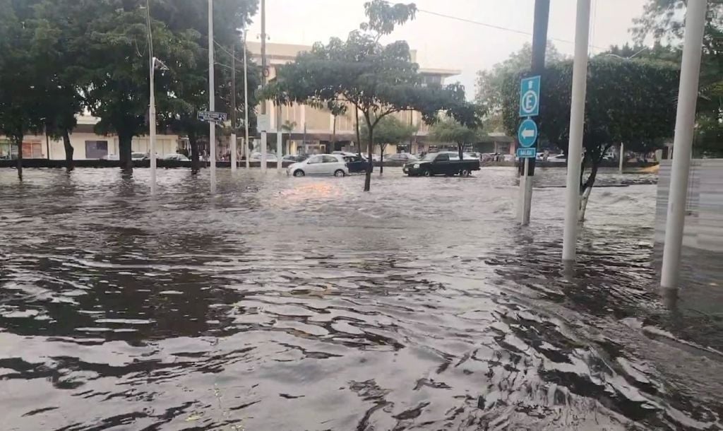 López Mateos es una avenida de las más importantes de la Zona Metropolitana de Guadalajara que se inunda cada vez que cae una tormenta. López Mateos es una avenida de las más importantes de la Zona Metropolitana de Guadalajara que se inunda cada vez que cae una tormenta.