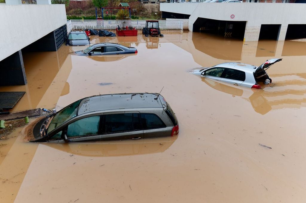 Si su vehículo se apaga y el agua sube, desabroche el cinturón y suba al toldo para esperar el rescate. Si su vehículo se apaga y el agua sube, desabroche el cinturón y suba al toldo para esperar el rescate.