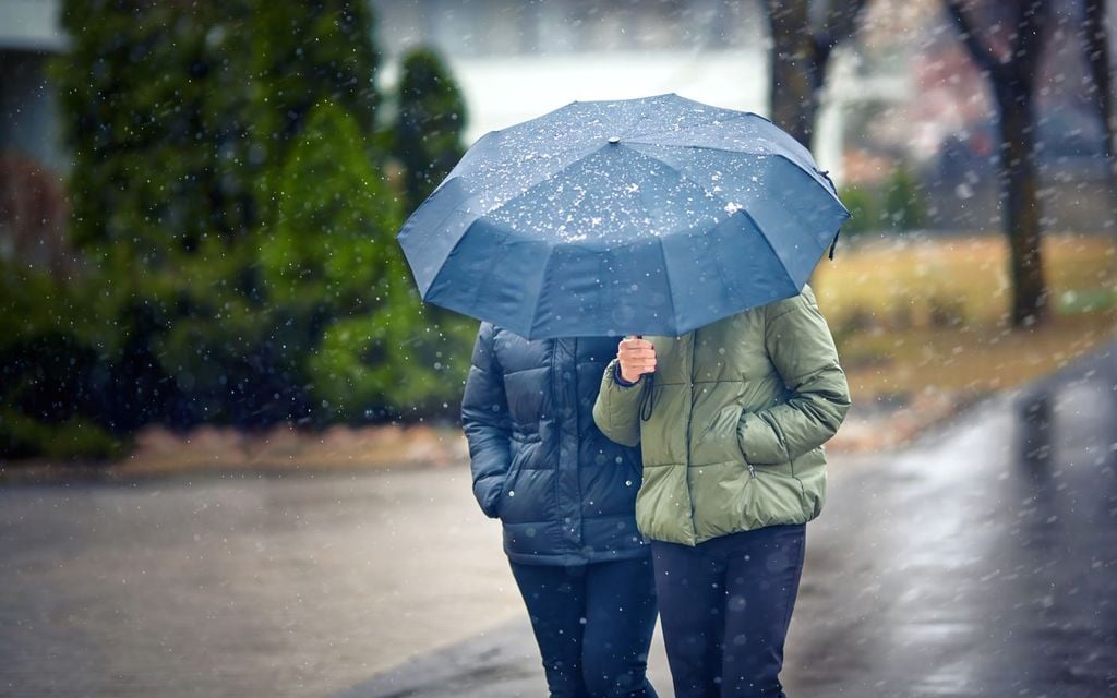 Protégete con capas de ropa de algodón o fibras naturales que absorban la humedad, y utiliza guantes, bufandas y gorros al salir a la intemperie. Protégete con capas de ropa de algodón o fibras naturales que absorban la humedad, y utiliza guantes, bufandas y gorros al salir a la intemperie.