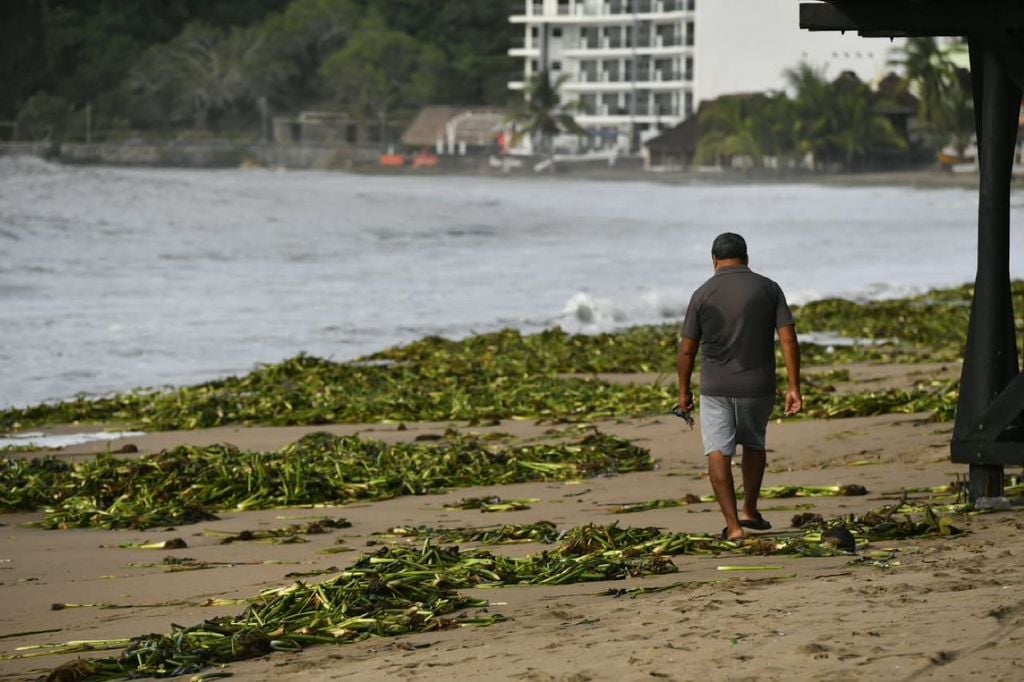 El huracán Simón, que cruzó frente al litoral de Jalisco sin tocar tierra, mantiene un desplazamiento lento y con trayectoria incierta sobre el mar.