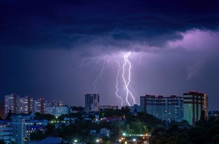 Tu cuerpo frente al tiempo esta semana: tormentas con calor extremo, mantente hidratado y lleva paraguas contigo