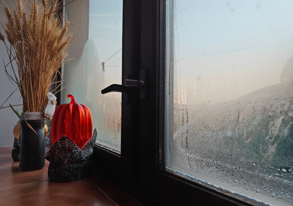 La condensación en una ventana indica un aislamiento térmico deficiente, pudiendo causar moho a largo plazo si no se soluciona.
