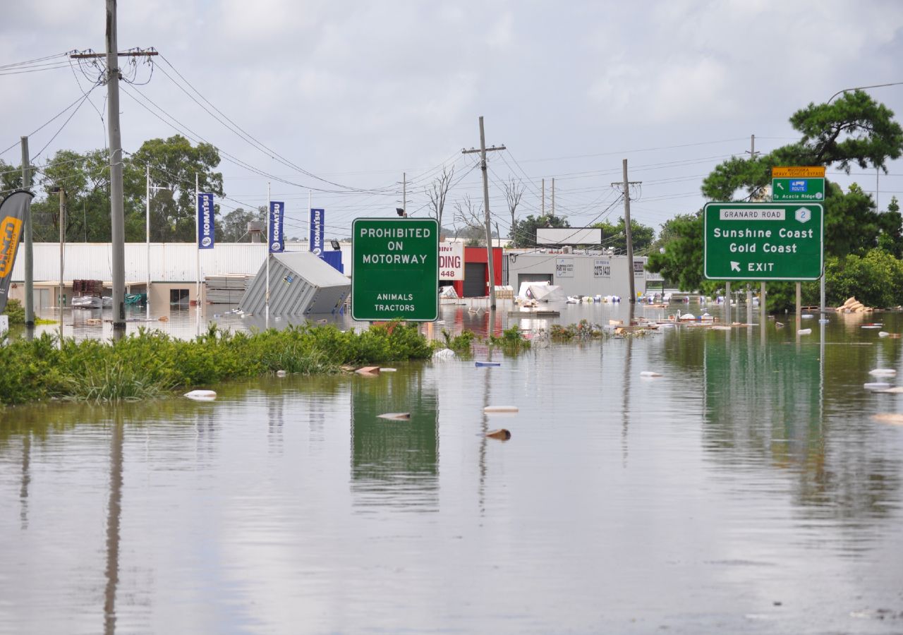 A subida do nível das águas do Rio Mary, no Estado de Queensland, provocou cheias em áreas urbanas submergindo casas e vias de comunicação.
