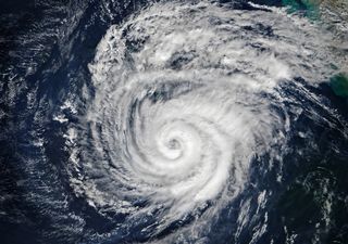 Super tufão Hinnamnor ameaça sul do Japão com ventos de até 260 km/h!