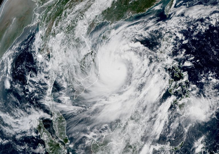 Tufão Molave varre as Filipinas e atingirá o Vietnã Tufão Molave varre as Filipinas e atingirá o Vietnã