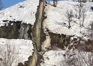 Turchia, il terremoto sposta la montagna e divide un oliveto: le foto