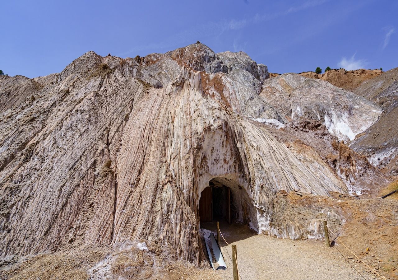 Los antiguos hornos de sal de Cardona, situados en la superficie de la montaña, permiten observar cómo se aprovechaba la evaporación natural y la cristalización de la sal antes de su transporte.
