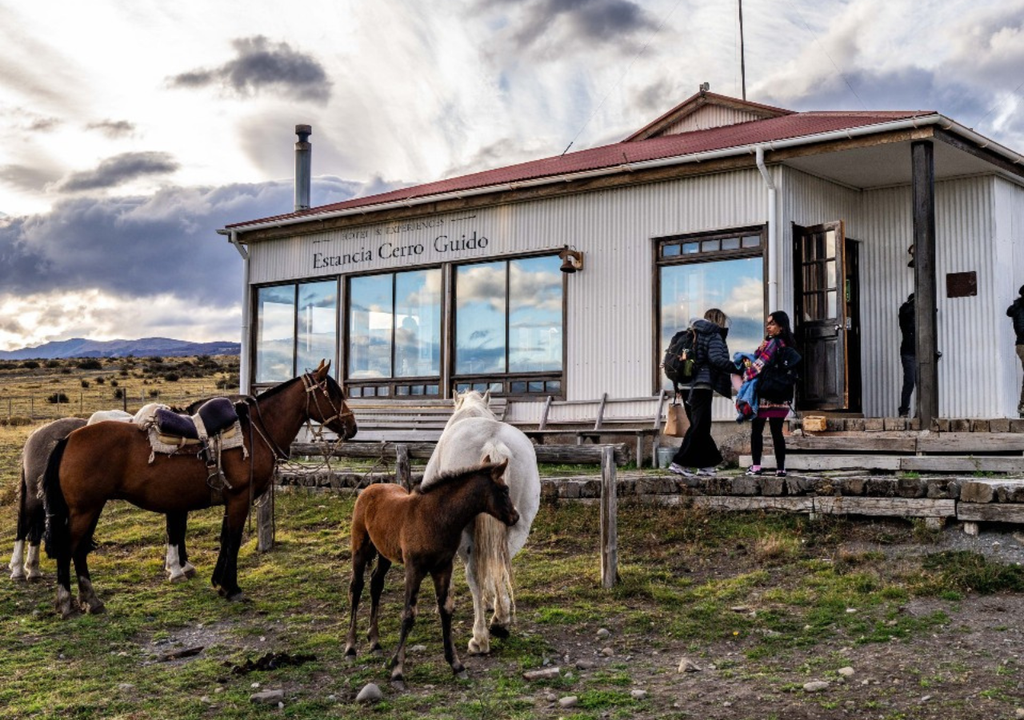 En la estancia Cerro Guido se realizan cabalgatas que permiten ver la Patagonia desde la perspectiva del jinete local. Crédito: @turismo.estancia.cerroguido
