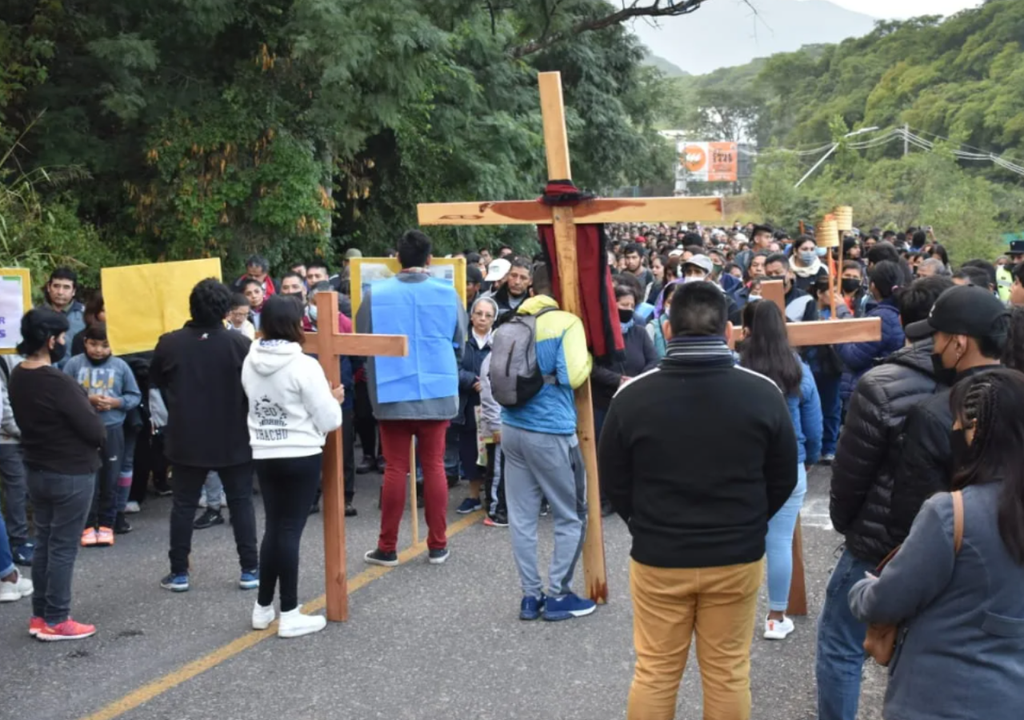Turismo religioso - Vìa Crucis en Salta El tradicional Via Crucis en el Cerro San Bernardo (Salta) culmina con una imponente panorámica de la ciudad de Salta y el Valle de Lerma desde lo alto. Foto: Turismo Salta