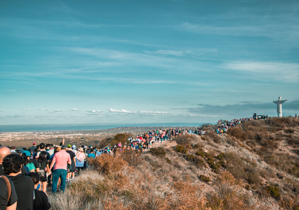 Turismo religioso - Vía Crucis en Tupungato (Mendoza) El Vía Crucis en Los Cerrillos (Tupungato) se realiza en un paisaje coronado por viñedos y montañas- Foto: Municipalidad de Tupungato.