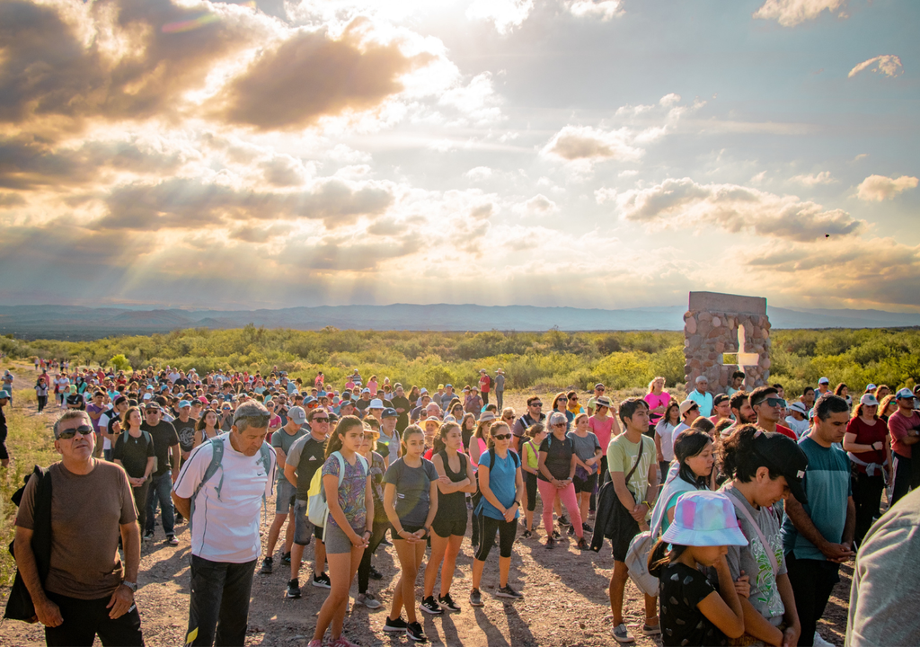Turismo y religión - Vía Crucis en Tupungato Tras un recorrido de 1,33 km hacia la cumbre de un cerro, el Vía Crucis de Tupungato (Mendoza) llega a una escultura de Cristo de 28 metros. Foto: Municipalidad de Tupungato.