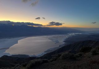 Touristen nutzen die einmalige Gelegenheit zum Kajakfahren im kalifornischen Death Valley
