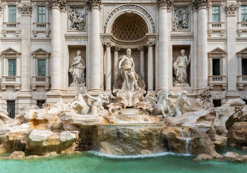 Integrada na fachada do Palazzo Poli, a fonte é dominada pela figura central de Oceano, enquadrada por nichos e colunas monumentais.