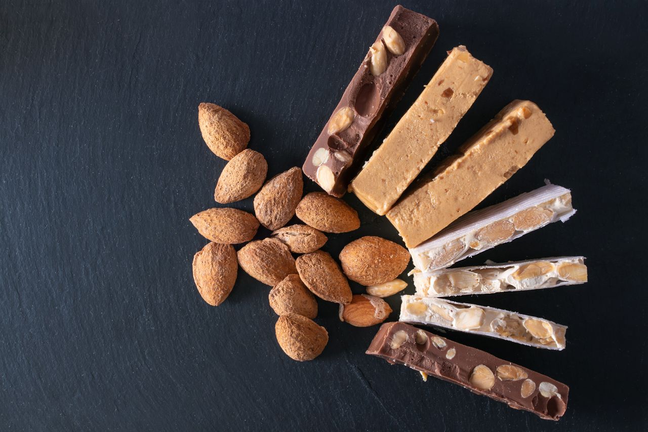 El turrón tiene un gran conservante, el azúcar, pero no es el único ingrediente que influye en su vida útil.