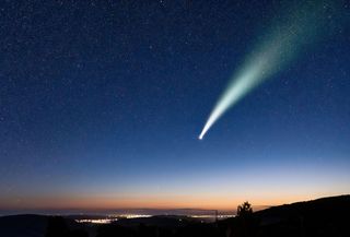 Tutti col naso all’insù per ammirare la nuova cometa ATLAS, molto luminosa: come vederla?