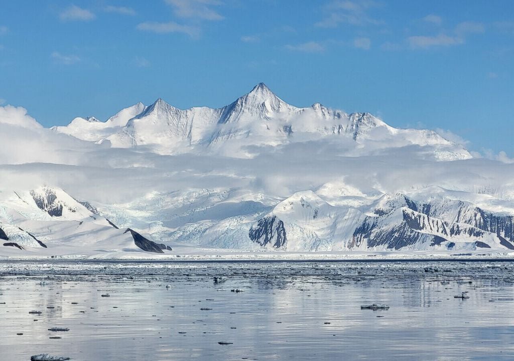 Offenes Wasser mit dem Mount Herschel im Hintergrund. Das offene Wasser ist durch das Vorhandensein der Kieselalge Corethron pennatum gekennzeichnet. Offenes Wasser mit dem Mount Herschel im Hintergrund. Das offene Wasser ist durch das Vorhandensein der Kieselalge Corethron pennatum gekennzeichnet. Bild: Patrizia Giordano