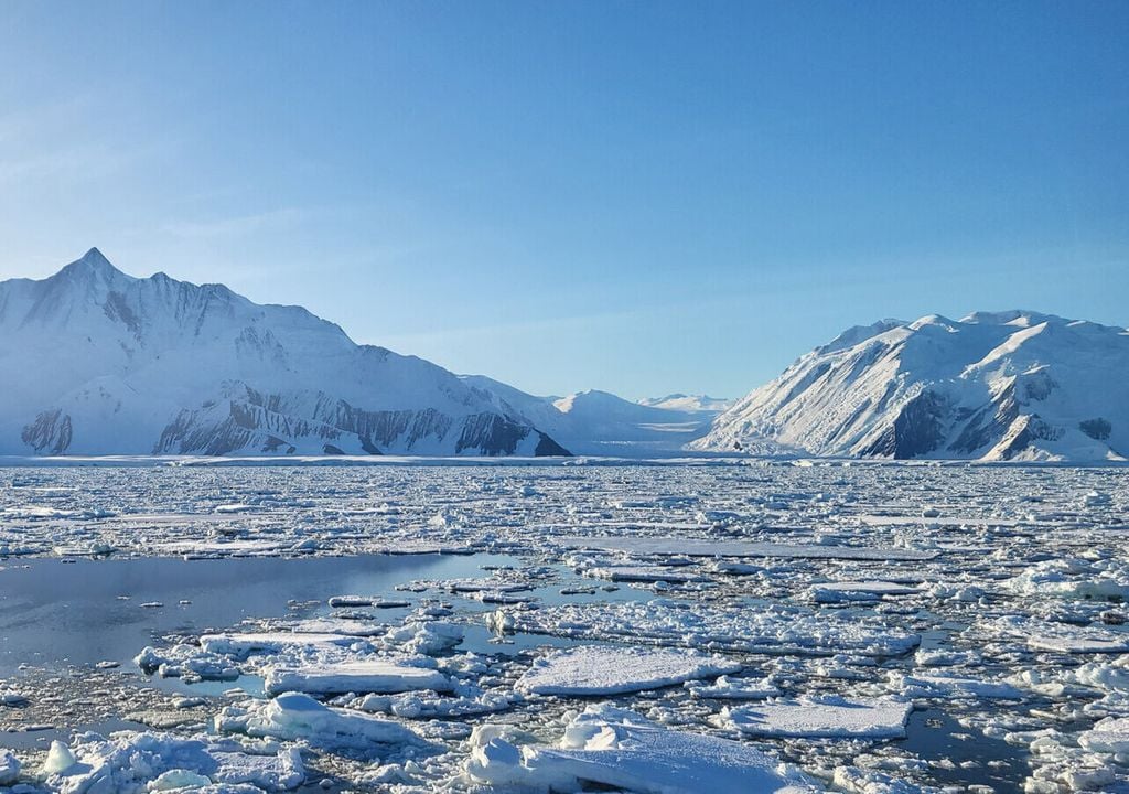 Dichtes Festeis mit dem Mount Herschel und den Ironside-Honeycomb-Gletschern (Moubray Bay) im Hintergrund. Das Eis schwimmt nicht frei, sondern ist fest mit den Küsten verbunden. Dichtes Festeis mit dem Mount Herschel und den Ironside-Honeycomb-Gletschern (Moubray Bay) im Hintergrund. Das Eis schwimmt nicht frei, sondern ist fest mit den Küsten verbunden. Bild: Patrizia Giordano