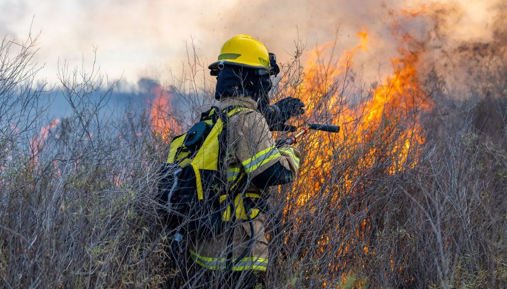 Bombero forestal El incendio se ha convertido en uno de los más graves registrados en la comunidad