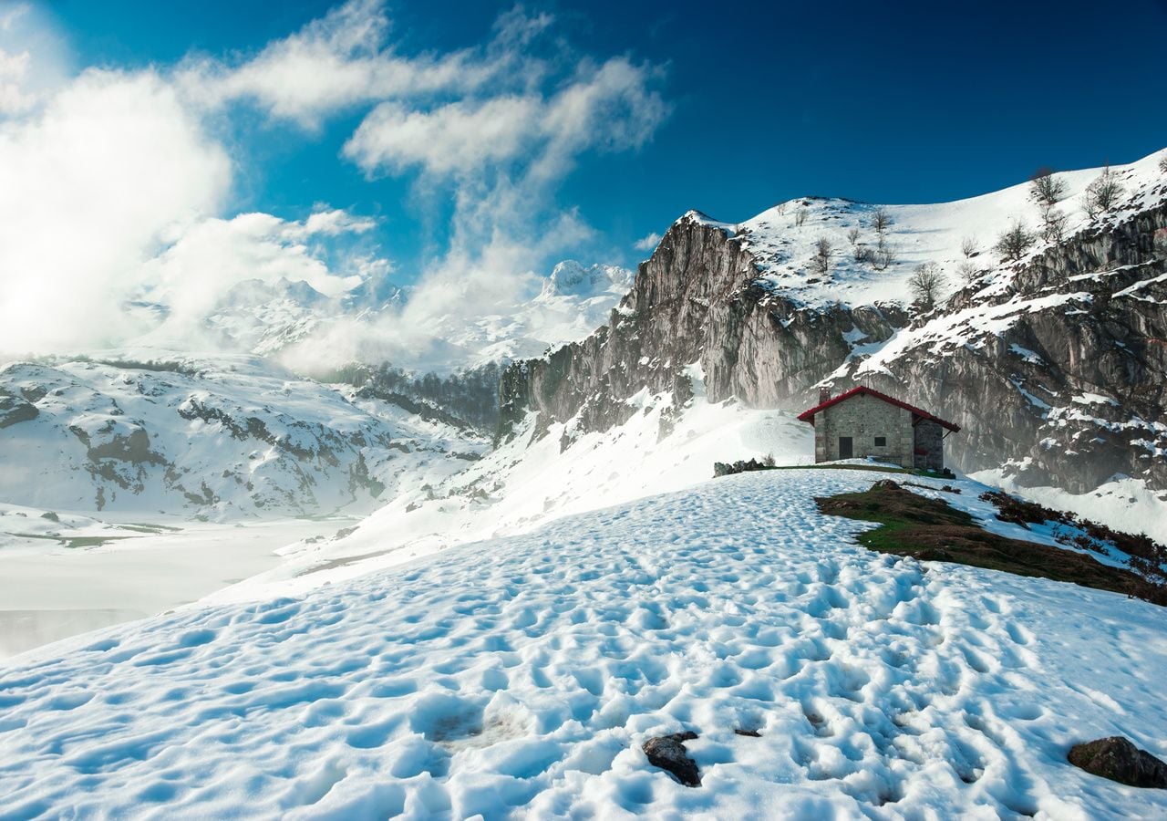 Aunque las mayores acumulaciones de nieve tendrán lugar en la Cordillera Cantábrica, en todos los sistemas montañosos de la Península se esperan condiciones de ventisca debido a los fuertes vientos y nevadas en los próximos días.