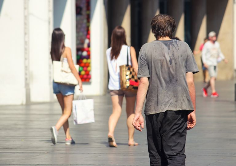 personas caminando en la ciudad; altas temperaturas personas caminando en la ciudad; altas temperaturas