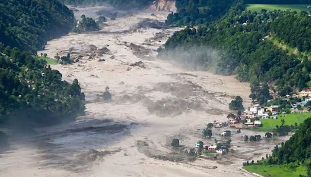 Colapso de glaciar desencadena la peor inundación de la región, miles de desaparecidos muchos peregrinos y extranjeros en la frontera Nepal-Tíbet. Colapso de glaciar desencadena la peor inundación de la región, miles de desaparecidos muchos peregrinos y extranjeros en la frontera Nepal-Tíbet. Fotografía: Policia de Nepal.