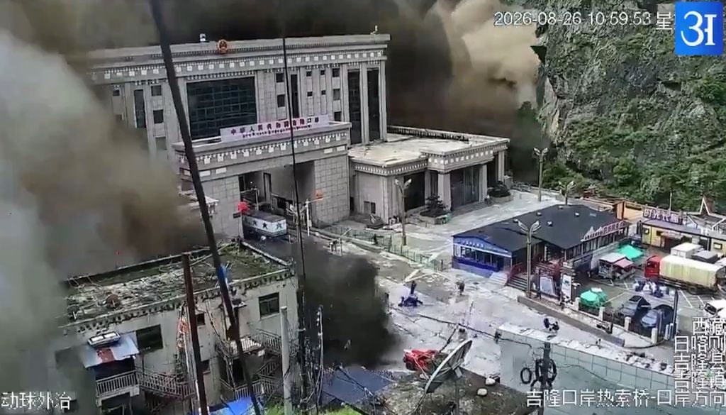 El torrente arrasó además el paso fronterizo de Gyirong, en el Tíbet chino, destruyendo a su paso infraestructuras clave de la zona. Captura del video del medio Prasar Baharati.