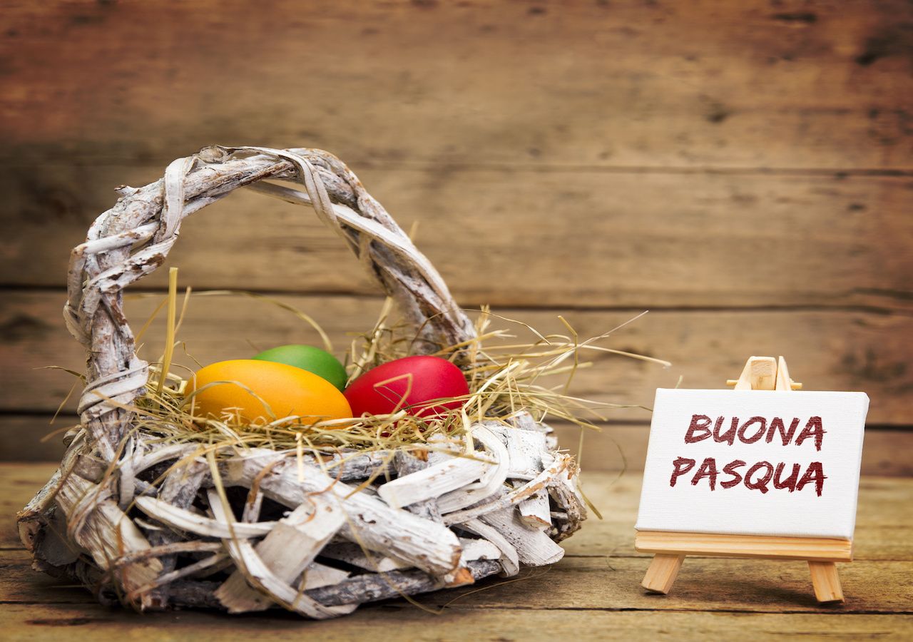 Un cesto di uova sode decorate, tradizione presente in molte regioni d'Italia nel giorno di Pasqua.