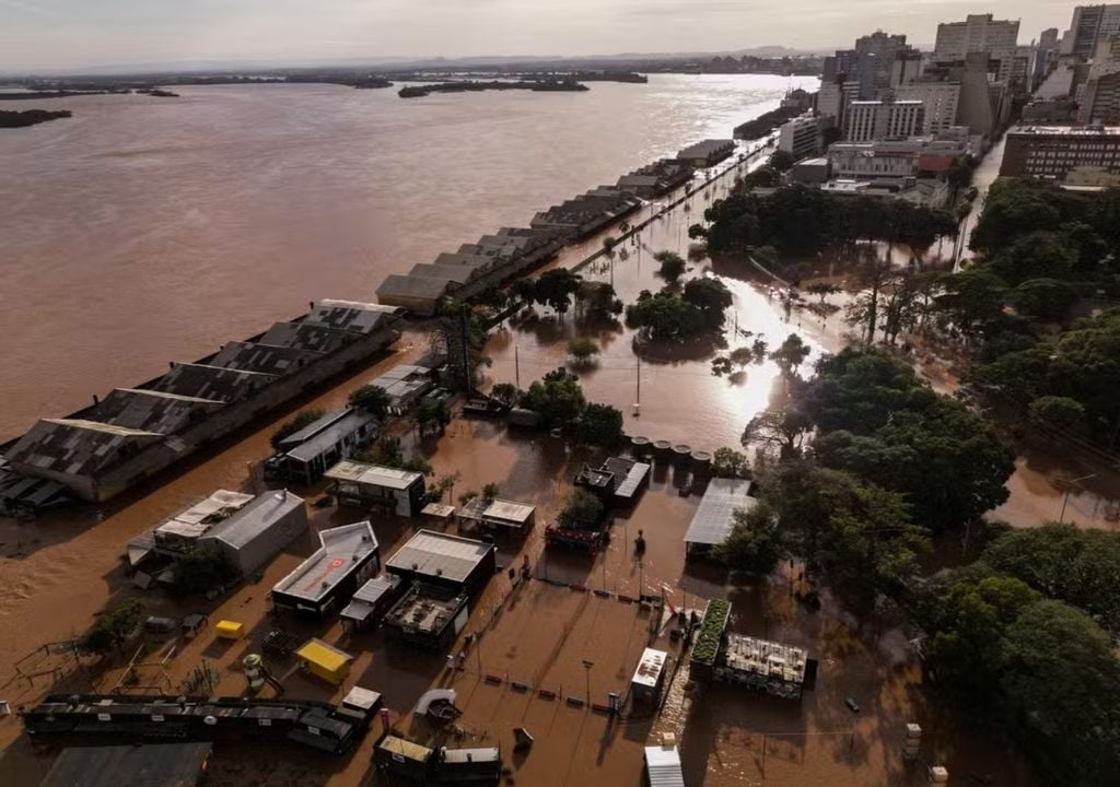 O Rio Guaíba alcançou sua maior cota histórica, invadiu e inundou Porto Alegre, capital gaúcha. Créditos: reprodução/internet. O Rio Guaíba alcançou sua maior cota histórica, invadiu e inundou Porto Alegre, capital gaúcha. Créditos: reprodução/internet.