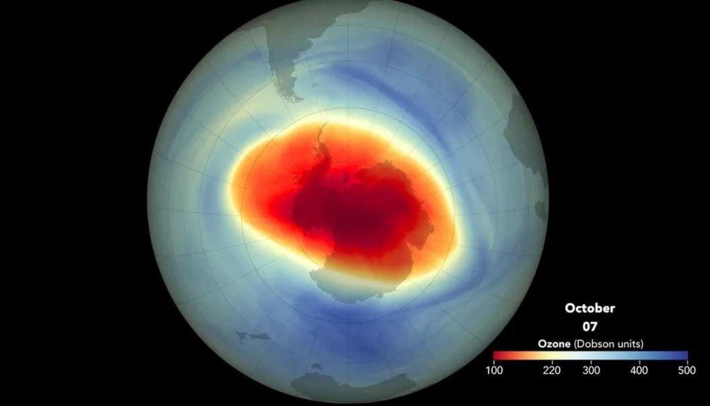Buraco do Ozono O buraco do ozono sobre a Antártida atingiu a sua área máxima a 7 de outubro de 2021, tornando-se o 13.º maior desde 1979. Esta imagem, retirada de um vídeo da NASA, mostra a sua extensão com base em dados de satélite. Fonte: Space.com