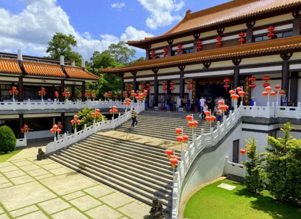 O Templo Zu Lai em Cotia (SP) é um verdadeiro refúgio espiritual. Crédito: Blog Não Pira Desopila.