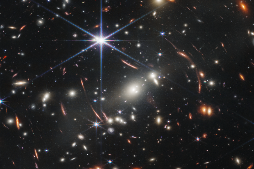 O estudo sugere que a constante gravitacional efetiva pode variar com o redshift e reflete mudanças da gravidade ao longo da história do Universo. Crédito: NASA O estudo sugere que a constante gravitacional efetiva pode variar com o redshift e reflete mudanças da gravidade ao longo da história do Universo. Crédito: NASA