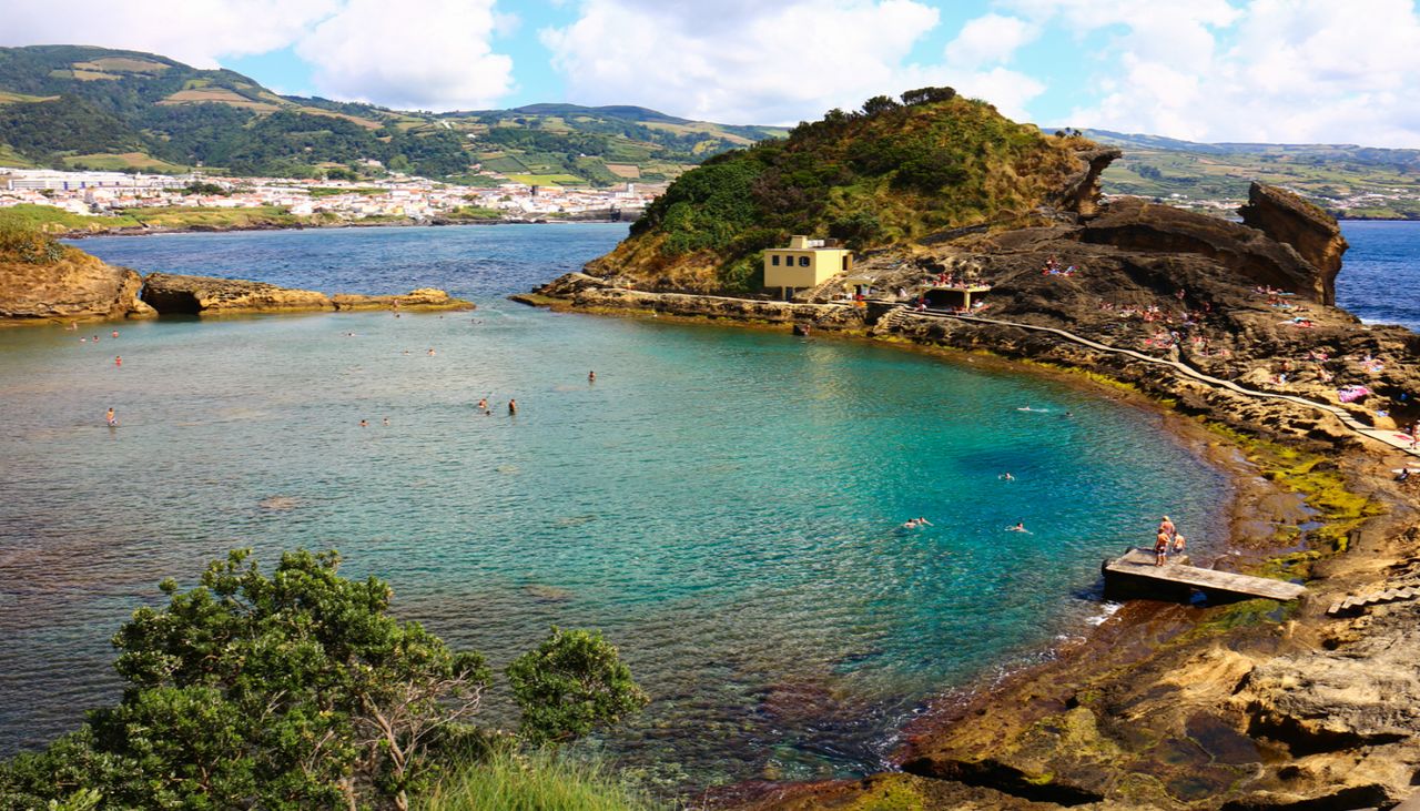 O Ilhéu de Vila Franca volta a receber banhistas este verão. Foto: Wikimedia // Carlos de Paz, CC BY-NC-SA 2.0